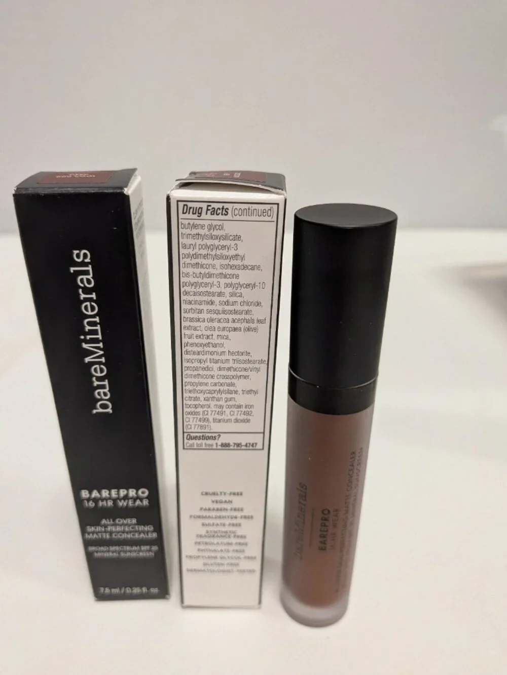 2 Bare Minerals BAREPRO® 16HR All Over Skin-Perfecting Matte Concealer